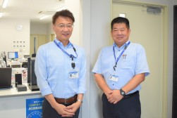 HAA神戸の会場長も兼務する萩田会場長（左）と事務局責任者の大山健係長（右）