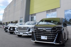 現行ヴェルファイアやランドクルーザー３００など注目車両が集まった