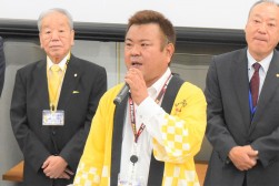 セリ前にあいさつを行う貫名青年部会長