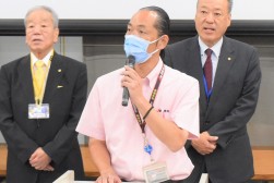 あいさつを行う中川流通委員長