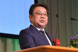 来賓を代表してあいさつを行うJU岐阜・横山会長