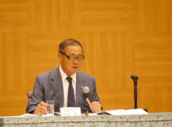 小松金融委員長があいさつを述べた