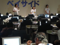 オープニングを行う会場スタッフ　東北復興支援の取組みに、義援アイテムのポロシャツを着用