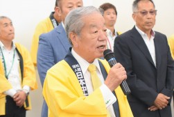 セリ前のセレモニーであいさつを述べる松本理事長