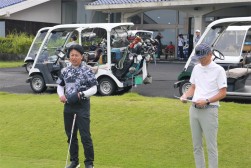 コンペスタート前あいさつを述べる平山会長・理事長（写真左）