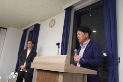 懇親会であいさつする平山会長・理事長