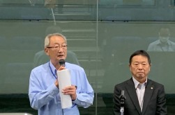 あいさつに立つ鎌田理事長