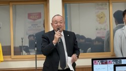 あいさつに立つ石山理事長