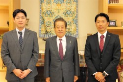 写真左から相馬副座長とＪＵ近畿・財藤会長、糸尾座長