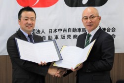 加藤会長・理事長（右）と吉澤代表理事（左）