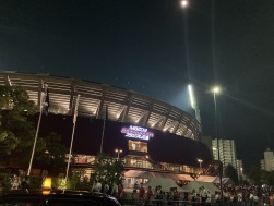 夜空に映えるスタジアム外観