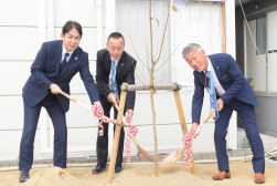 関係者全員で植樹を行った