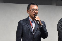 あいさつを述べる山本執行役員