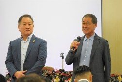 小松理事長（写真右）があいさつを述べた