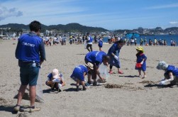 海の清掃活動の様子