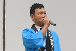 セリ前にあいさつを述べる小野青年部会長