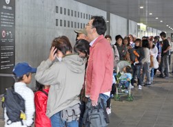 早朝開場前から長蛇の列