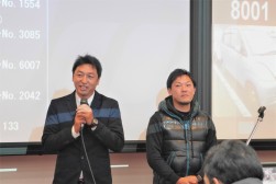 翌日、テレビ放送に生出演する青年部会メンバーがあいさつ（左から三島康裕さん、穴井佑一さん）