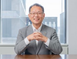 荒井亮三社長