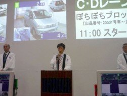 セレモニーで挨拶にたつ森会場長