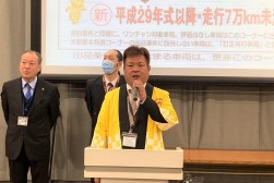 セリ前のセレモニーであいさつを述べる貫名青年部会長