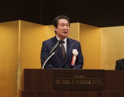 業界の在り方と決意を述べる添野会長