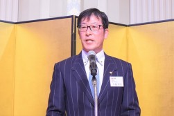 あいさつを述べる加藤理事長