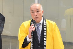 セリ前にあいさつを述べる奥村理事長