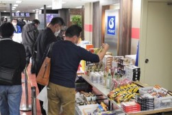 ２１日開催「開場４６周年大記念ＡＡ」では北陸名産品の「特価販売会」（写真は昨年３月開催の北海道物産展の様子）