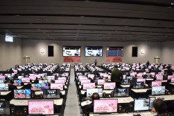 多くの来場でセリ会場は賑わいをみせた