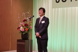 前夜祭であいさつに立つ岡会長