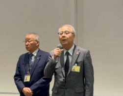 あいさつに立つ伊藤理事長