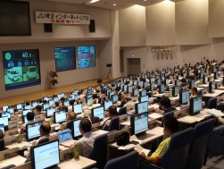 開催中の場内。多数の参加で取引が進む。