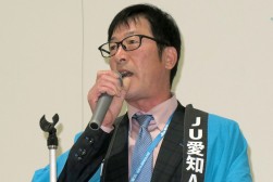 セリ前にあいさつを述べる加藤理事長