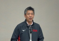 あいさつに立つ菅野会場長