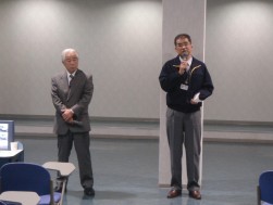 挨拶を行う池田浩照会場長、左は宮城三菱自動車販売の小山哲雄社長