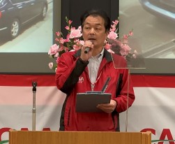 あいさつに立つ菅原会場長