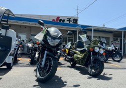 会場前に並ぶバイクコーナー出品車