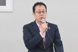 あいさつを行う新井会場長