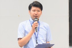 セリ前にあいさつを述べる佐藤会場長代行