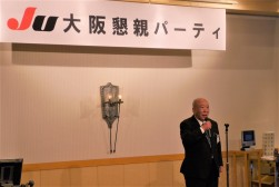 懇親会であいさつを述べる川合謙治副会長・副理事長