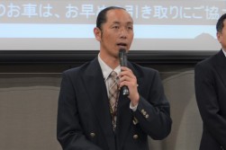 セリ前にあいさつを述べる中川流通委員長