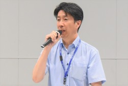 あいさつを行う丸尾会場長代行