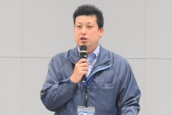 説明を行う松田課長