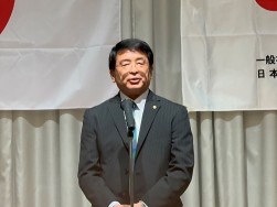 総会後の懇親会であいさつにたつ橋本会長・理事長