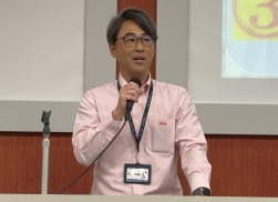 あいさつに立つ阿部会場長