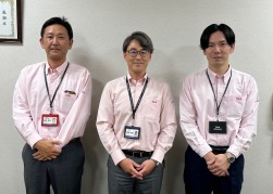 左から塩田室長、阿部会場長、目黒チーフ