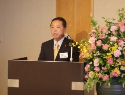 総会であいさつする塚田会長