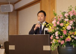 青年部総会であいさつする土屋大典部会長