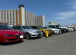 バラエティに富んだ出品車が並ぶ